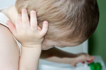 Ако видите бебето често да се држи за уво, тоа може да биде опасна болест – не ги игнорирајте овие симптоми!