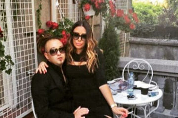 Раста тажен,ги прегледува старите фотографии