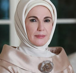 Првата дама на Турција: Пие чај од 1.800 евра и знае како да го застани сообраќајот за да оди на шопинг!