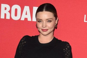 Класичниот стил го нагласи стомакот: Миранда Кер, заедно со нејзиниот сопруг, сјае од среќа