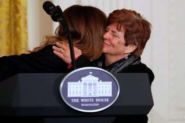 Меланиja Трамп ja гушка и теши расплаканата мајка (ФОТО)