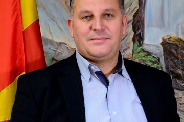 Слушнете ја ќерката на поранешниот градоначалник како пее. (ВИДЕО)