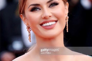 Позната руска плејбоj зајачица прошета низ црвениот тепих во Кан, сите го видоа нејзиното меѓуножје (ФОТО/ВИДЕО)