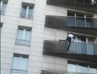 (ВИДЕО) Мигрант “спајдермен” спаси дете (4) кое висеше на балкон: За една минута се искачи до четврт спрат