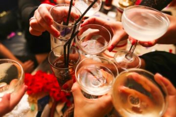 За само неколку минути научете да наздравете на 70 јазици