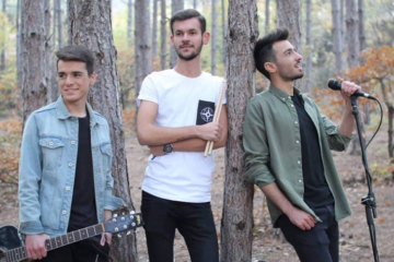 „100 песни“ е првиот сингл на бендот 2BE