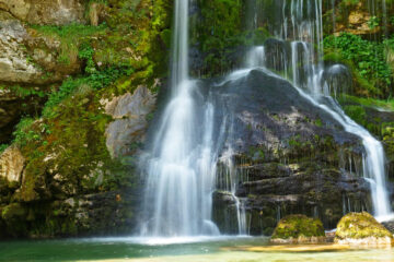 Чудо на природата во Словенија: Смарагдно зелен водопад што ве остава без здив! (ФОТО)