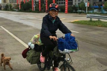 Баба патува низ светот на две тркала, нејзината цел е да посети 100 земји Баба патува низ светот на две тркала, нејзината цел е да посети 100 земји